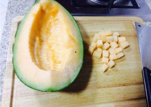 吃哈密瓜嘴吃破了,一嘴咬破的甜蜜回忆