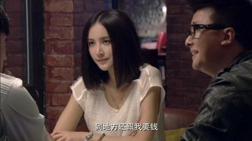 美女给帅哥吃瓜,帅哥共享美味时光